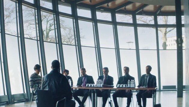 Der Vorstand des KAC als Tribunal über den Ex-Helden im großen Saal des Landesarchivs (Bild: Graffilm)