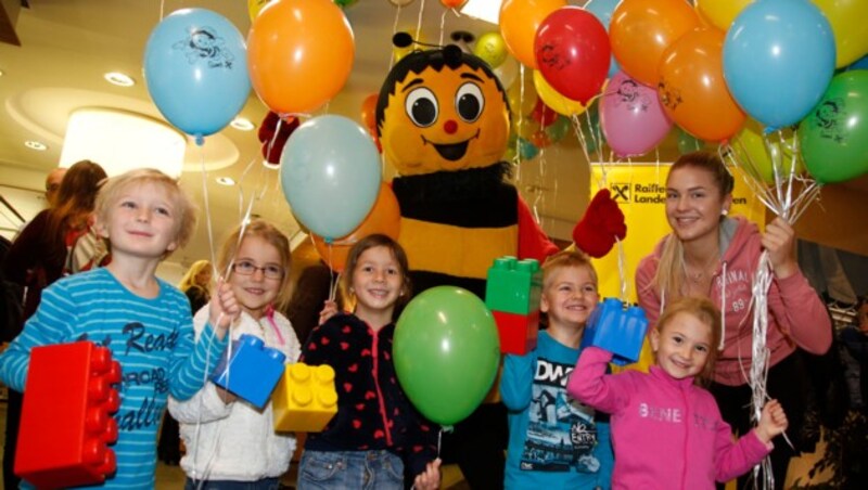 "Sumsi" begrüßte Kindergartenkinder mit Bausteinen und Luftballons in der Raiffeisen-Bank. (Bild: Uta Rojsek-Wiedergut)