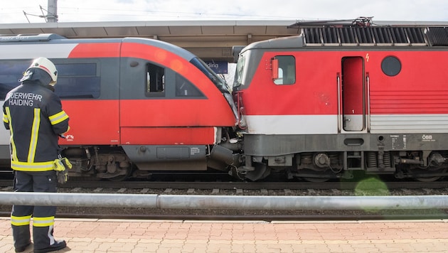 Der Zusammenstoß der beiden Züge verursachte mehrere 100.000 Euro Schaden (Bild: FOTOKERSCHI.AT/KERSCHBAUMMAYR)