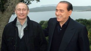 Von links: Der russische Präsident Wladimir Putin und Italiens Ex-Premier Silvio Berlusconi (Archivbild) (Bild: AFP)