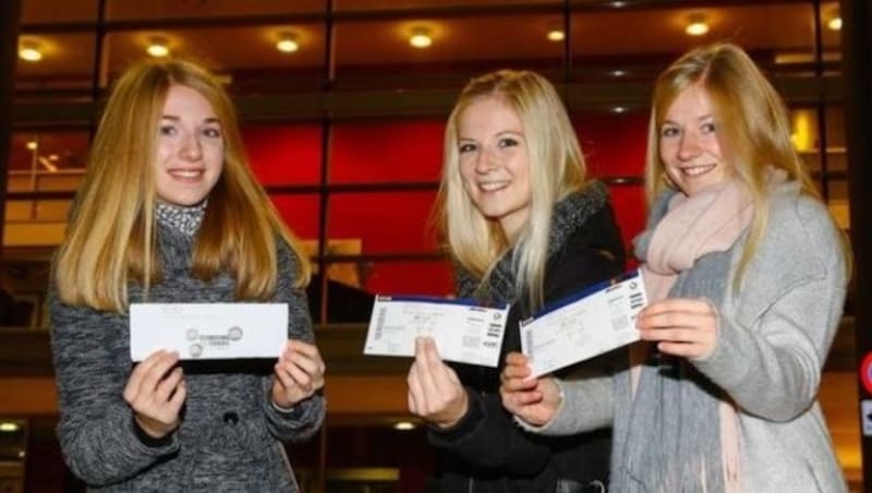 Miriam, Lena und Carina haben die Tickets ihrem Papa Gernot zum 50er geschenkt. (Bild: Gerhard Schiel)