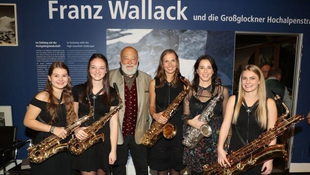 Zeitzeuge Sepp Forcher mit den Eröffnungs-Musikerinnen von "Alp Sax" im Nationalparkzentrum. (Bild: Franz Neumayr)