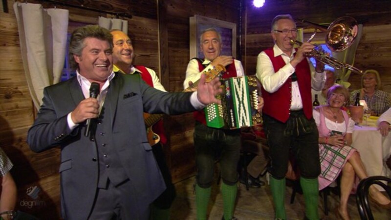 Mit den Stoakoglern singt Andy Borg "Steiermen san very good". (Bild: ATV)