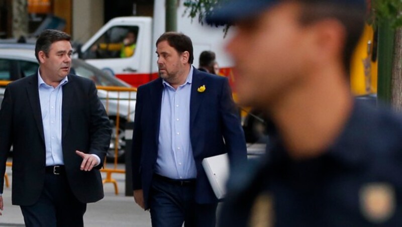 Der ehemalige katalanische Vizepräsident Oriol Junqueras (Bildmitte) (Bild: AP)