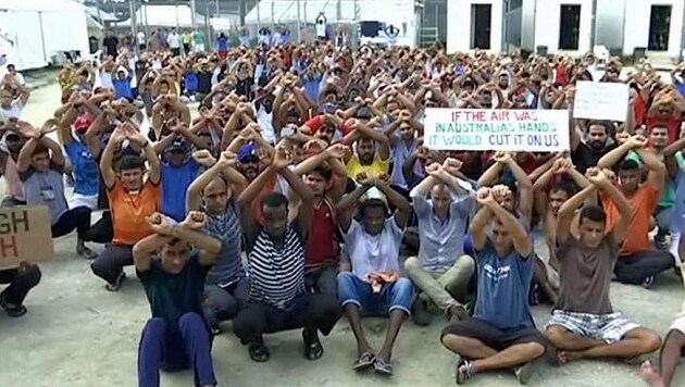 Protestierende Flüchtlinge auf der Insel Manus (Bild: AP)