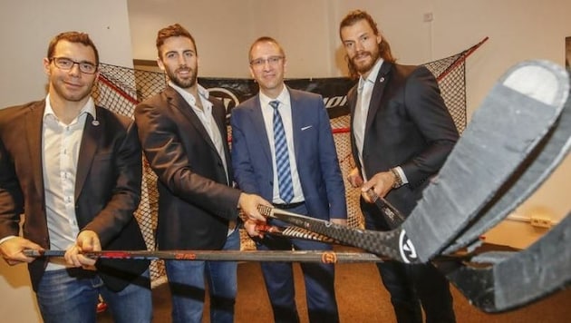 Center Manager Florian Went mit den Eishockey-Cracks J. Brouillette, B. Harris und Th. Raffl (Bild: Markus Tschepp)