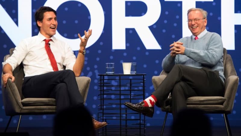 Justin Trudeau bei der Google-Konferenz mit Moderator Eric Schmidt (Bild: AP)