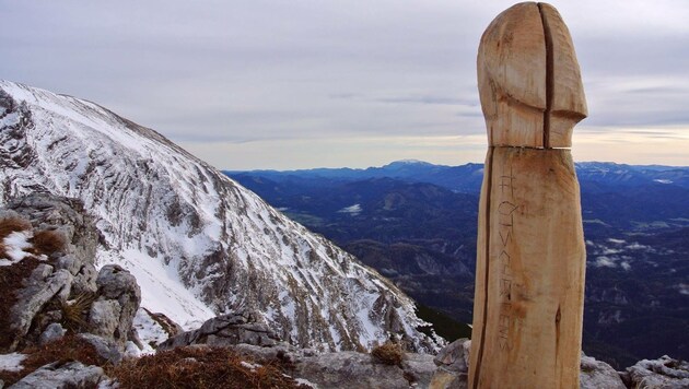 Die Phallus-Skulptur mit der Gravur #Ötscherpenis (Bild: facebook.com/Marika's Berg-und Naturerlebnisse)