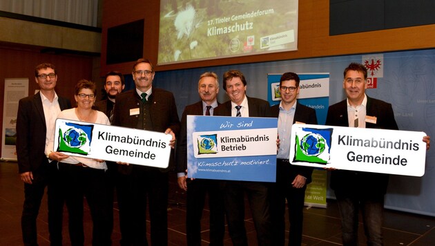 Klimabündnis-Tirol-Chef Andrä Stigger (links) mit Vertretern der neuen Mitglieder. (Bild: FISCHER ANDREAS)