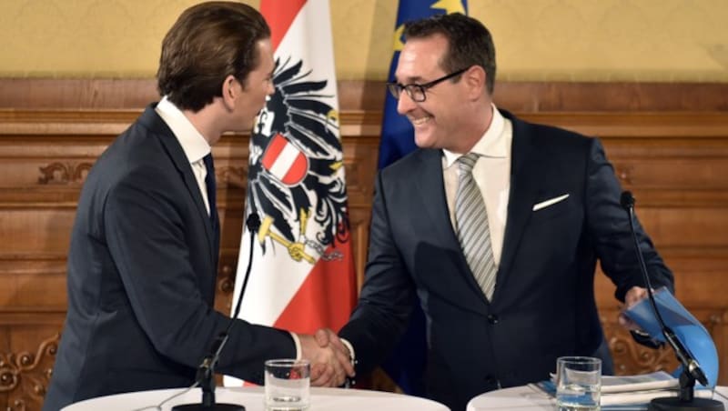 Zwei bestens gelaunte Chefverhandler: Die Chemie scheint zwischen Kurz und Strache zu stimmen. (Bild: APA/HANS PUNZ)