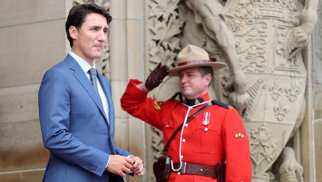 Justin Trudeau mit einem Mitglied der Royal Canadian Mounted Police (Bild: AFP)