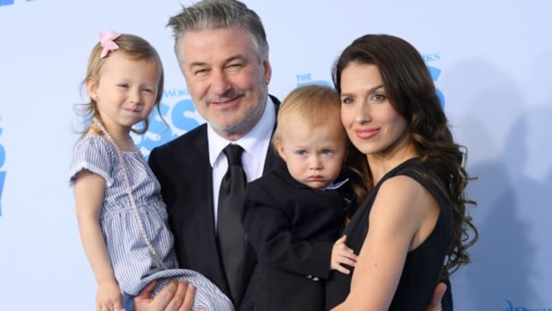 Alec und Hilaria Baldwin mit zwei ihrer fünf gemeinsamen Kinder (Bild: 2017 Getty Images)