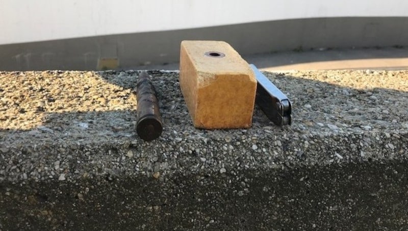 Der sichergestellte Sprengstoff sowie eine Patrone und ein Messer (Bild: APA/LPD WIEN)