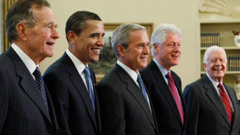 Die früheren US-Präsidenten Bush sr. und Bush jr., Clinton und Carter bei Obamas Amtsantritt (Bild: AP)