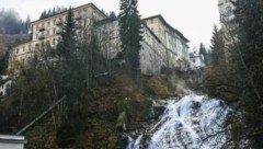 Die Gebäude kleben am Berg direkt neben dem Wasserfall. (Bild: Gerhard Schiel)