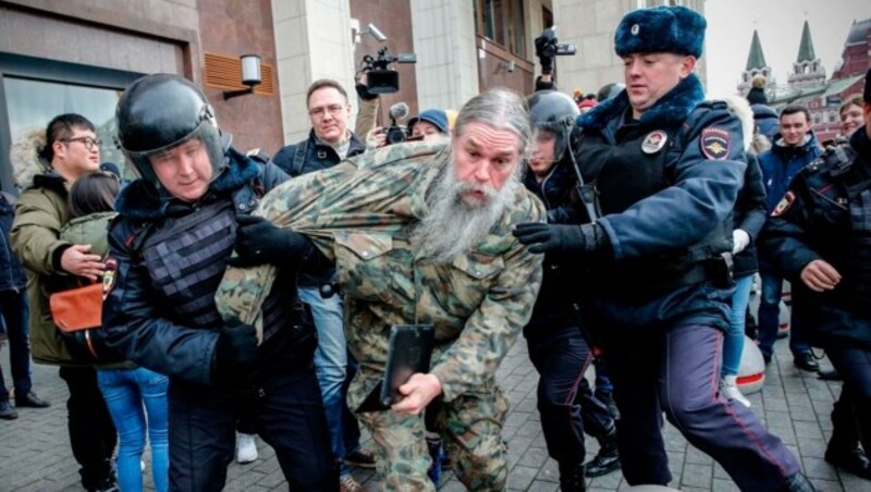 Hunderte Menschen wurden bei einer nicht genehmigten Anti-Putin-Demo in Moskau festgenommen. (Bild: AFP)