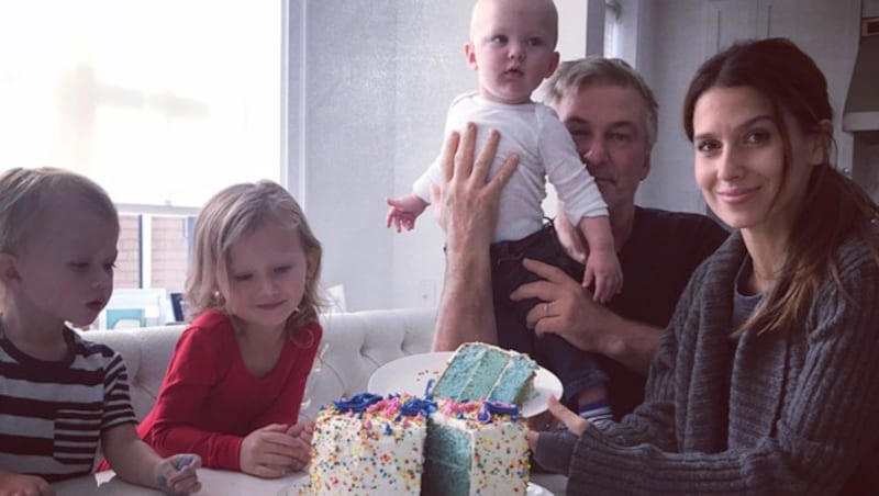 Alec Baldwin und seine Hilaria verraten das Babygeschlecht. (Bild: instagram.com/hilariabaldwin)