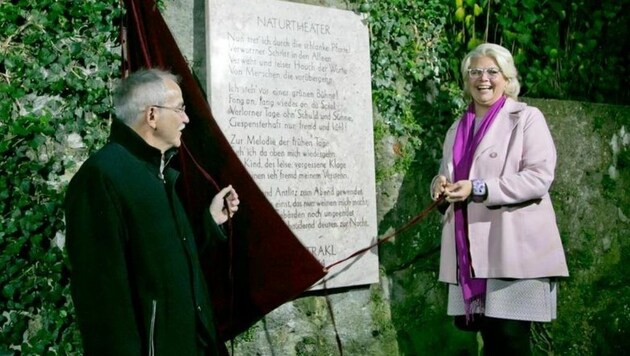 Vizebürgermeisterin Anja Hagenauer und Hans Weichselbaum enthüllen die Trakl-Tafel (Bild: Stadt Salzburg/Wildbild)