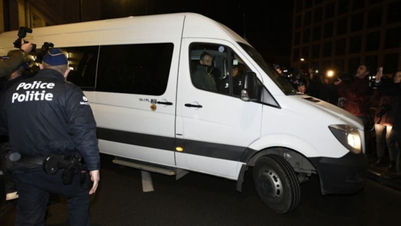 Journalisten versuchen, ein Foto von Carles Puigdemont im Polizeitransporter zu schießen. (Bild: APA/AFP/JOHN THYS)