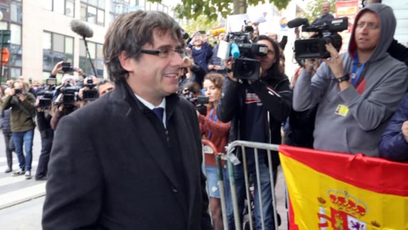 Der abgesetzte katalanische Regierungschef Carles Puigdemont in Brüssel (Bild: AP)