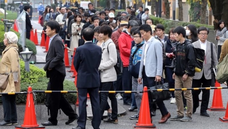 Diese Menschenmenge stellt sich für Einlassscheine für den Prozess gegen Chisako Kakehi an. (Bild: AFP)