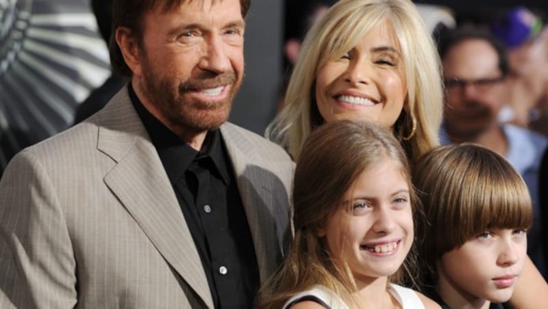 Chuck Norris mit Ehefrau Gena und den seinen beiden Kindern (Bild: AFP)