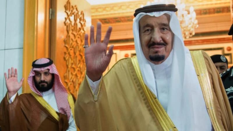 Saudi-König Salman mit Sohn Mohammed (Bild: AP)