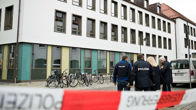 In diesem Amtsgebäude hielt der Geiselnehmer sein Opfer stundenlang in seiner Gewalt. (Bild: EPA)