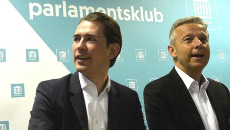 Der neue ÖVP-Klubobmann Sebastian Kurz mit seinem Vorgänger Reinhold Lopatka (Bild: APA/HERBERT PFARRHOFER)