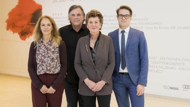 Bettina Hering, Markus Hinterhäuser, Helga Rabl-Stadler und "Kaufmann" Lukas Crepaz (Bild: Neumayr/Leo)