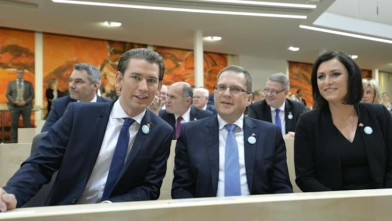 Buttons statt Blumen bei der ÖVP (Bild: APA/HERBERT NEUBAUER)