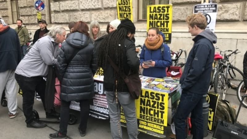 Demo am Donnerstagvormittag in Wien gegen Burschenschafter-Angelobungen (Bild: krone.tv)