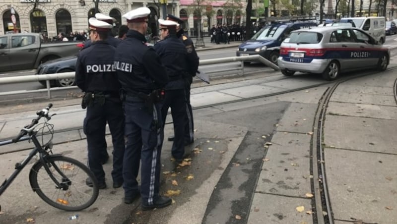 Demo am Donnerstagvormittag in Wien gegen Burschenschafter-Angelobungen (Bild: krone.tv)