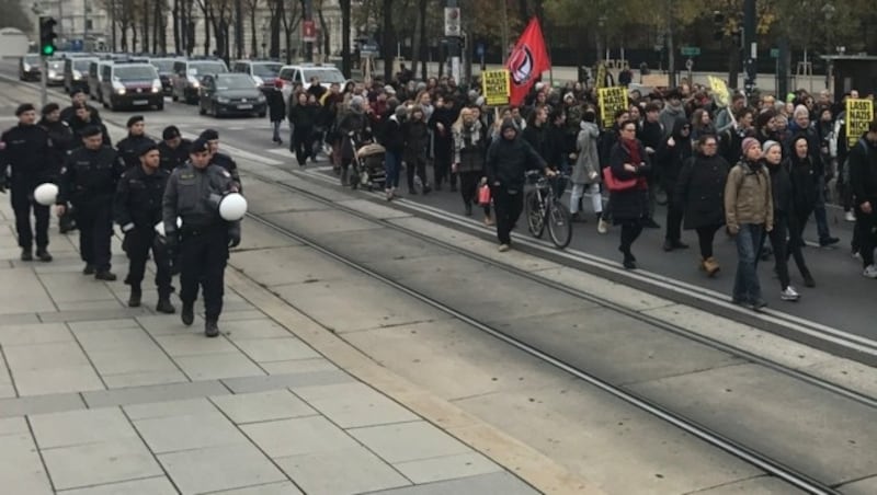 Demo am Donnerstagvormittag in Wien gegen Burschenschafter-Angelobungen (Bild: krone.tv)