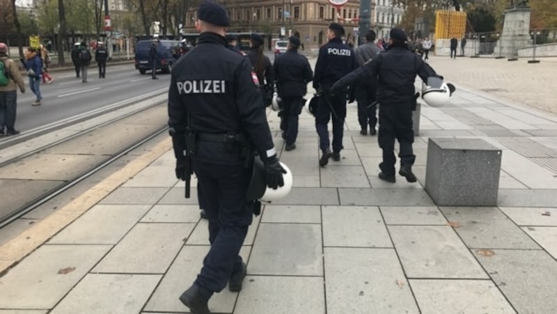 Demo am Donnerstagvormittag in Wien gegen Burschenschafter-Angelobungen (Bild: krone.tv)