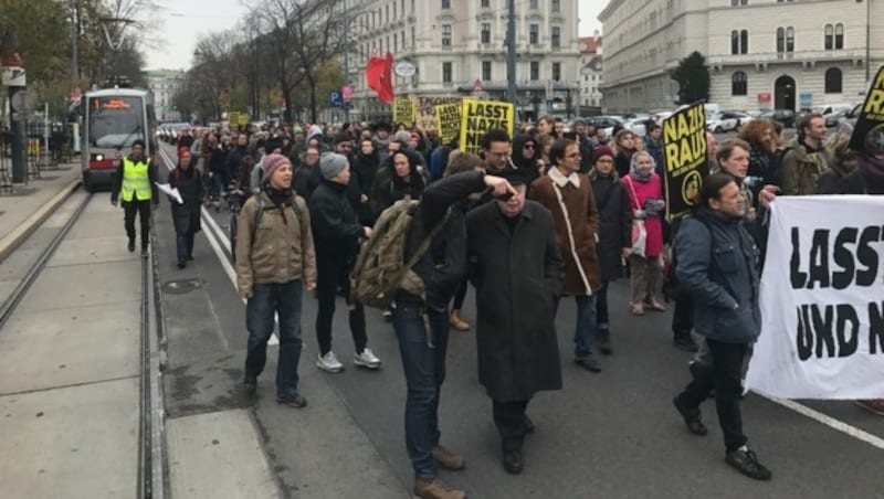 Demo am Donnerstagvormittag in Wien gegen Burschenschafter-Angelobungen (Bild: krone.tv)