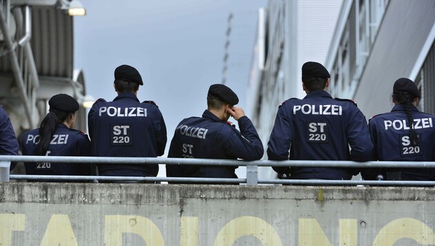 Kaum ein größeres Fußballmatch in Graz kommt noch ohne massive Polizeipräsenz aus... (Bild: Foto Ricardo; Richard Heintz 8010 A-Graz Sandgasse 47
 )