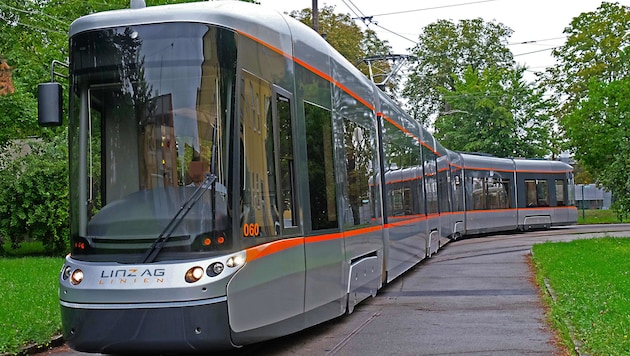 Ein 15-Jähriger wurde von einer Linzer Straßenbahn (Symbolfoto) erfasst. (Bild: Einöder, Krone KREATIV)