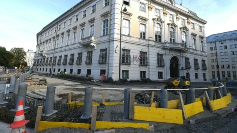 Poller vor dem Bundeskanzleramt am Ballhausplatz (Bild: APA/ROLAND SCHLAGER)