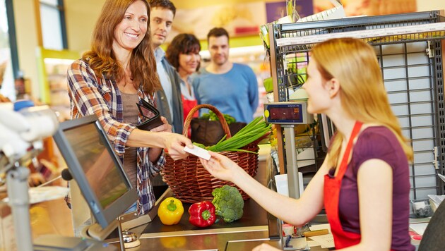 Wann können wir wieder ohne Maske in den Supermarkt? (Bild: stock.adobe.com)