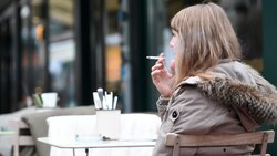 Eine Raucherin in einem Lokal im Freien (Bild: APA/Helmut Fohringer)
