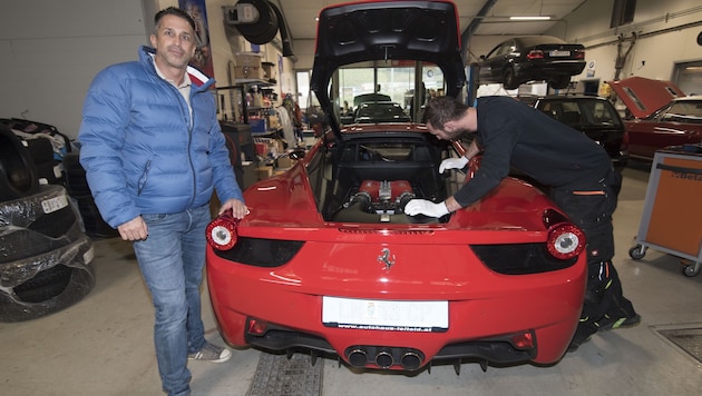 Der Autohändler (li.) hat seinen Ferrari 458 Italia wieder. (Bild: Elmar Gubisch)