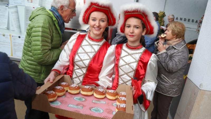 Festlich aufgeputzt waren die Gardemädchen in Marchtrenk, die Süßes verteilten. (Bild: laumat.at / Matthias Lauber)