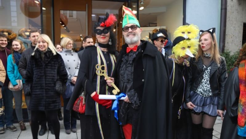 Zahlreiche Schaulustige waren in Wels dabei, als die Narren das Rathaus übernahmen. (Bild: laumat.at / Matthias Lauber)