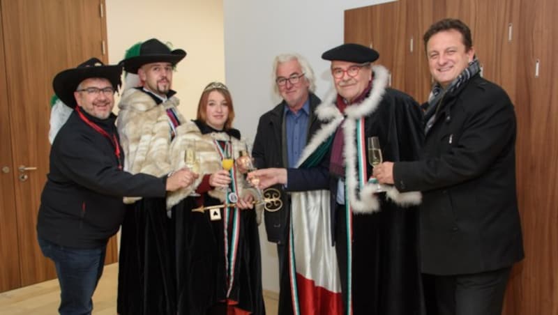 Mit einem Glas Sekt wurde in Micheldorf auf die närrische Zeit angestoßen. (Bild: Jack Haijes)