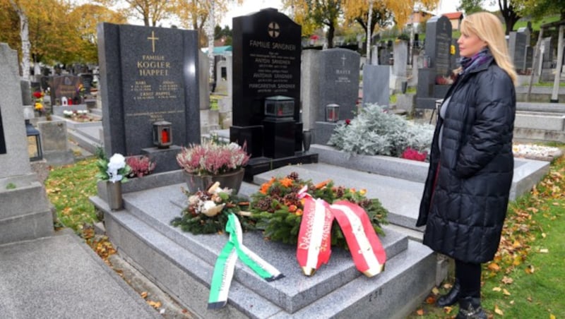 Enkelin Christina Happel am Grab auf dem Hernalser Friedhof (Bild: Gerhard Gradwohl)