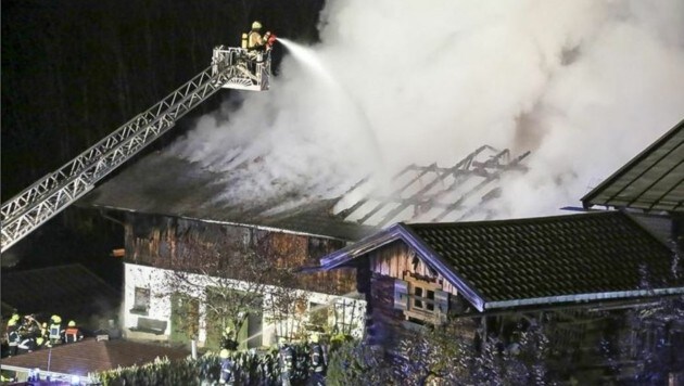 Der Stall des Perlerlehens am Obersalzberg wurde ein Raub der Flammen. (Bild: Markus Tschepp)