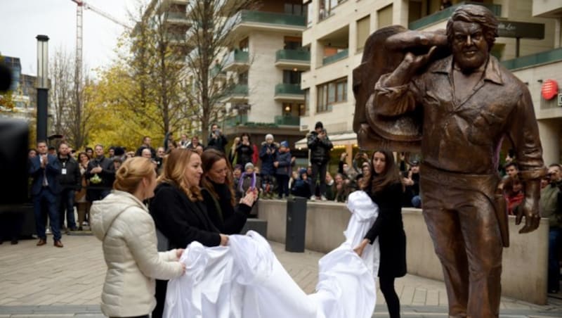 Künstlerin Szandra Tasnadi sowie die Töchter Bud Spencers, Cristiana und Diamante (v.l.n.r.) (Bild: AFP)