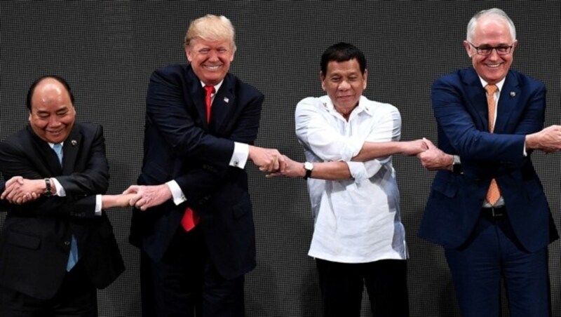 Geschafft! US-Präsident Donald Trump grinst, als er den ASEAN-Handshake endlich richtig hinbekommt. (Bild: AFP)