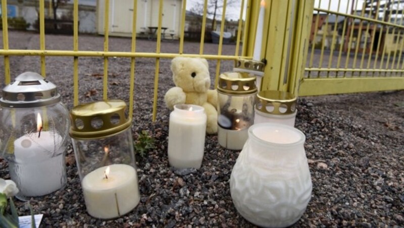 Kerzen, Blumen und Teddybären an dem Spielplatz, wo die Tragödie passierte (Bild: AFP)